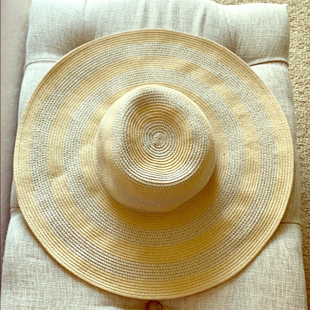 Wide brimmed summer hat!